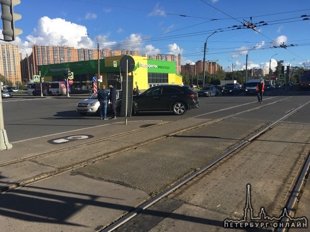 Солидарности / Подвойского, трамваи встали