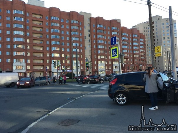 На перекрестке Ленинского проспекта и улицы Котина столкнулись 3 машины, все живы.