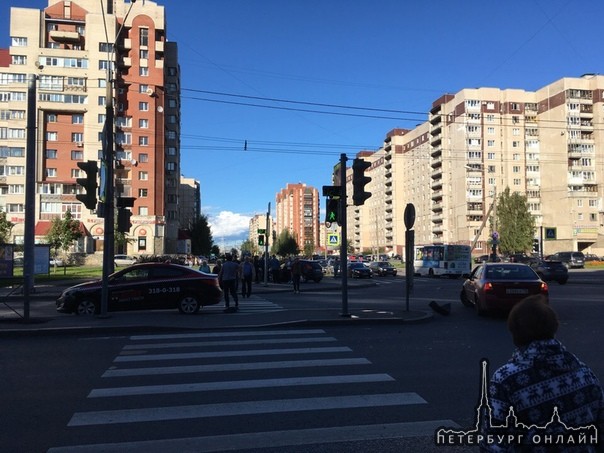 На перекрестке Ленинского проспекта и улицы Котина столкнулись 3 машины, все живы.