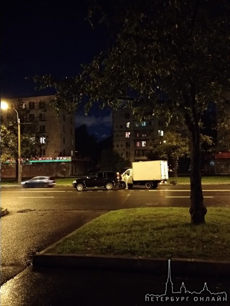 На Краснопутиловской рядом с переездом газелька догнала крузак (или что-то вроде, в темноте не ясно)...