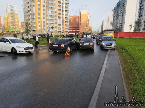 На Муринской дороге у ЖК Новая Охта ДТП, перекрыта вся дорога проезда нет, машины полегче или маршру...