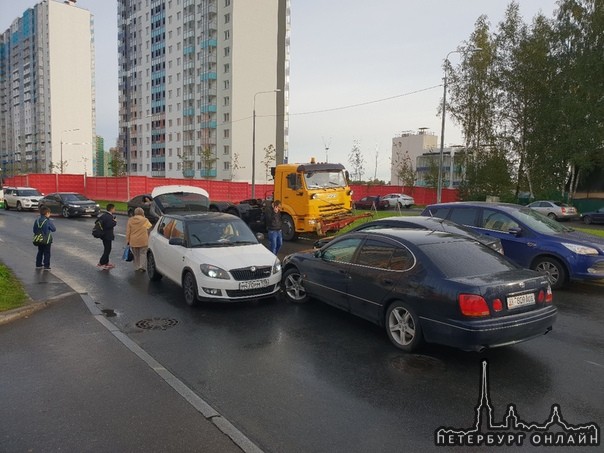 На Муринской дороге у ЖК Новая Охта ДТП, перекрыта вся дорога проезда нет, машины полегче или маршру...