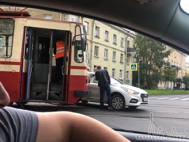 На улице Трефолева Solaris попал под трамвай у Баррикадной.