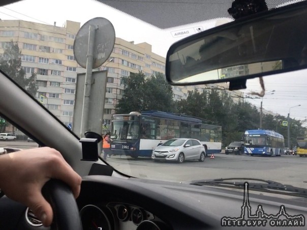 На перекрёстке Маршала Жукова и Казакова не поделили дорогу троллейбус с Hyundai i30.