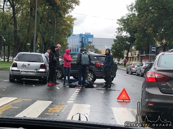 Сбили человека на Лиговском у пересечения с Цветочной