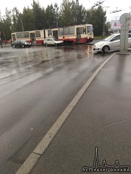 Трамвай сломал капот у ВАЗ 2111 на улице Коллонтай у Карусели.