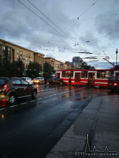 На Московском проспекте, на перекрестке с ул. Благодатной утро было не добрым 2 часа назад.
