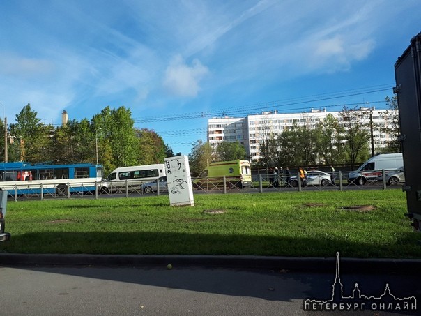 На проспекте Ветеранов, сразу за светофором с Тамбасова. 68 маршрутка въехала в зад 37 троллейбусу. ...