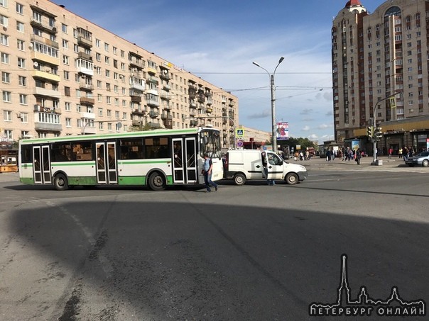 На перекрёстке Ленсовета и Звездной.