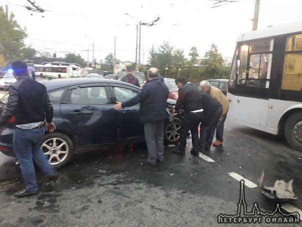 На Южном шоссе, у Агатова переулка произошло лобовое ДТП . Пострадавших нет