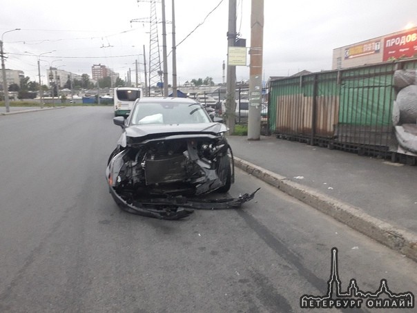 На Южном шоссе, у Агатова переулка произошло лобовое ДТП . Пострадавших нет