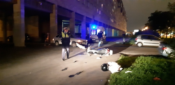 На Бухарестской 23 к1 выезжающая со двора девятка сбила мотобрата, летевшего по тротуару на мотоцикл...
