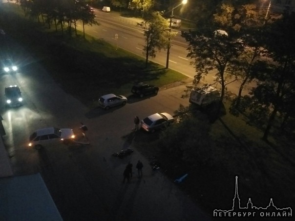 На Бухарестской 23 к1 выезжающая со двора девятка сбила мотобрата, летевшего по тротуару на мотоцикл...