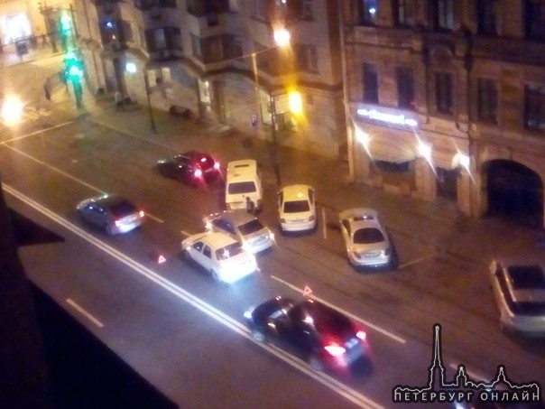 ДТП на Жуковского, перед перекрестком с Восстания, 3 машины занимают обе полосы, объезд по встречке