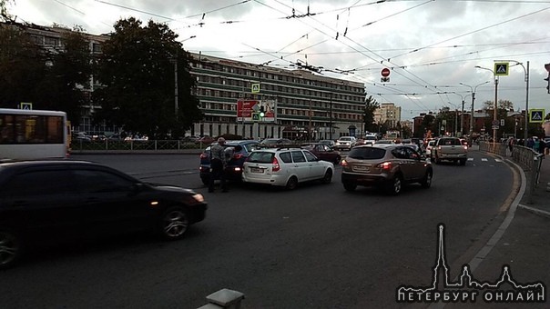 На пересечении Политехнической и Гомельской в сторону Тихорецкого. Похоже, КамАЗ слегка притер трамв...