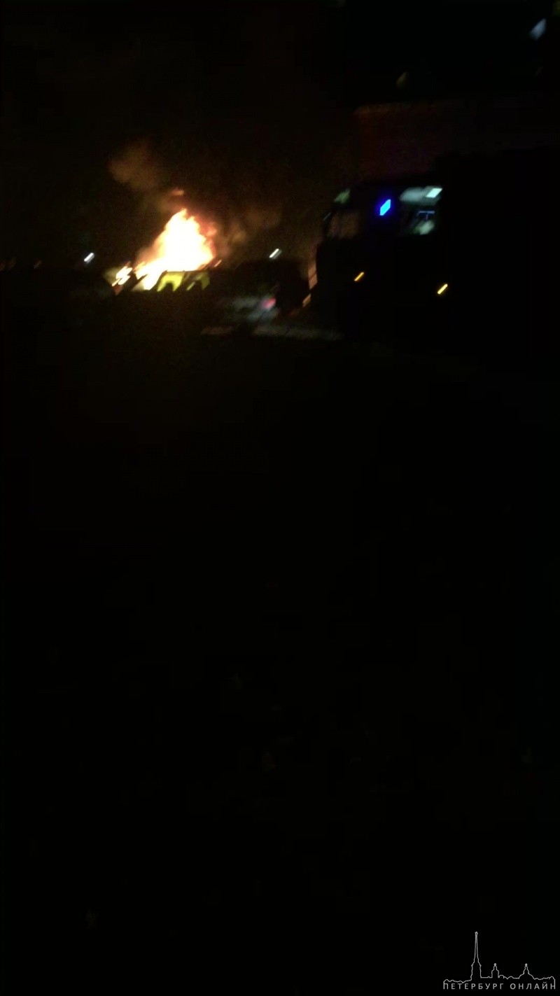 На Луначарского во дворе подожгли машину . Приехали две пожарные , уже потушили .