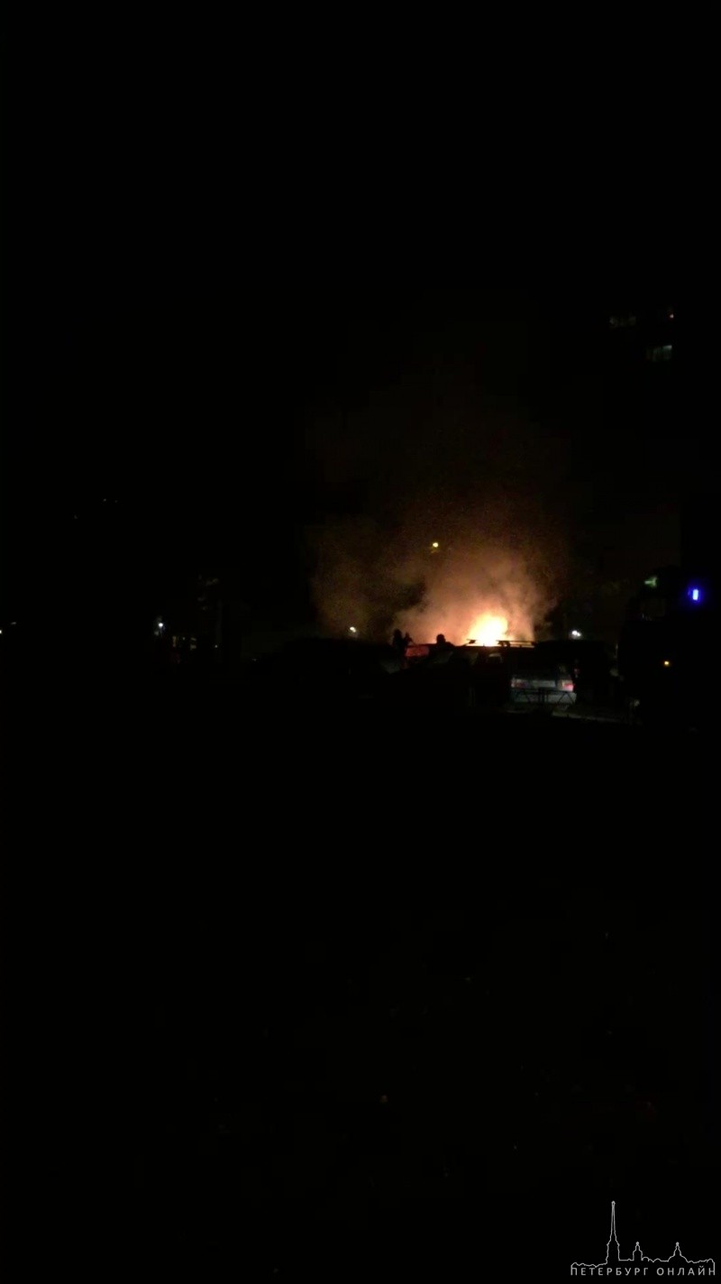 На Луначарского во дворе подожгли машину . Приехали две пожарные , уже потушили .