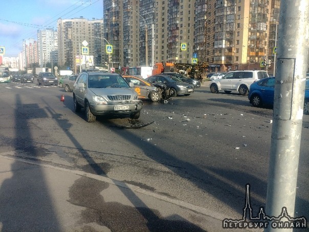Делимобиль разбили на перекрёстке пр. Кузнецова и Ленинского пр.
