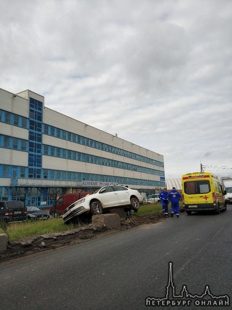 В Шушарах напротив стоянки Руслан volkswagen запрыгнул на камни.