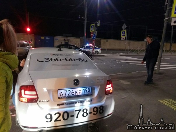 Таксист двигался по Светлановскому в сторону Энгельса, совершил необдуманный маневр налево, вследств...