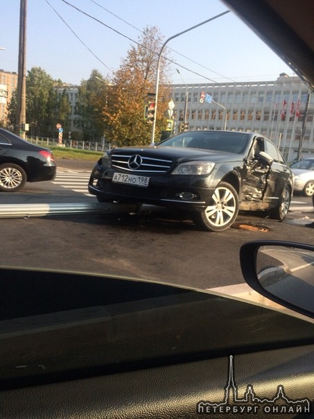 На Уральской улице приуныл Mercedes. Вмята бочина с водительской стороны.