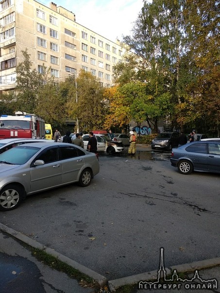 На Софийской у дома 42,к.1 в 8-20 загорелся Renault Logan, пожарных вызвала, потушили
