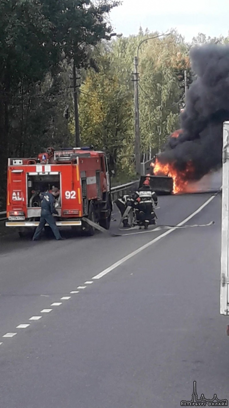 На повороте с Петрозаводского шоссе на улицу Труда в сторону Колпино горит трактор, пожарные на мест...