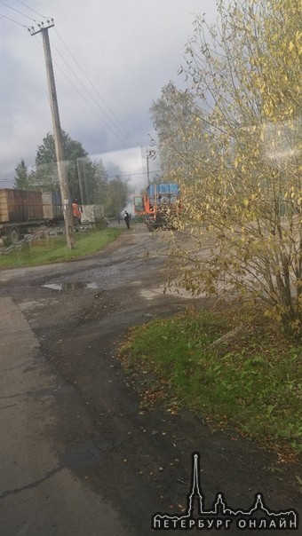 На повороте с Петрозаводского шоссе на улицу Труда в сторону Колпино горит трактор, пожарные на мест...