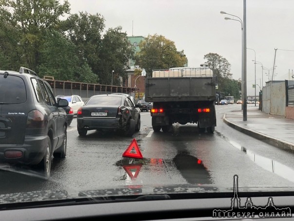 ДТП на Октябрьской набережной 106 в сторону Вантового моста. Перекрыты обе полосы, объезд по встречк...