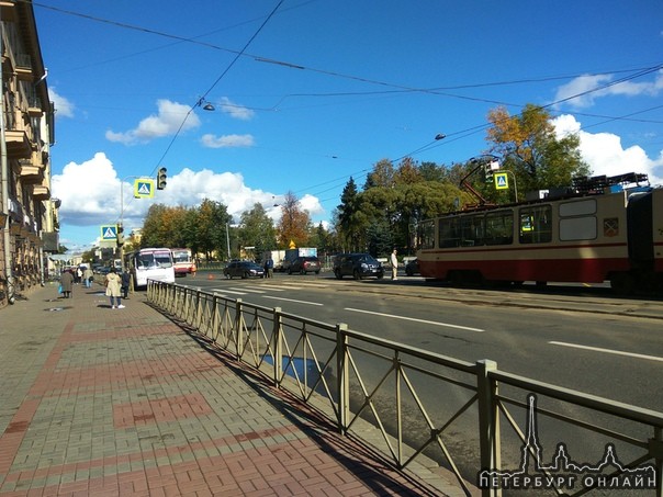 Гранта и X-Trail не разъехались на пересечении Среднеохтинского проспекта и Шепетовской улицы. На 12...