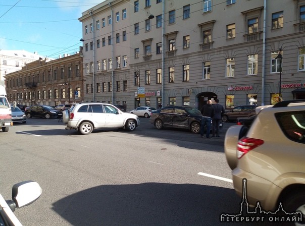 Дтп на Литейном 28 в сторону Невского проспекта. Рав4 решил развернуться с парковочного места и прие...