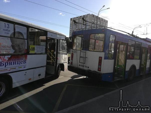 На Фучика напротив "Рио" автобус и троллейбус раскорячились на 2 полосы. Объезд по встречке через дв...