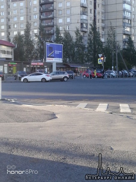 Две женщины встретили друг друга на перекрестке улиц Маршала Казакова и Котина