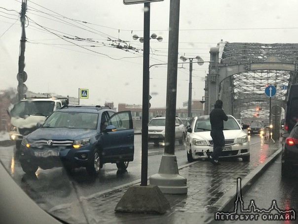 После Большеохтинского моста в сторону Красногвардейской площади авария.