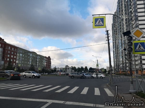 Тройное столкновение на перекрестке перекрёстке Композиторов и Хошимина, при неработающем светофоре...