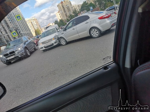 Тройное столкновение на перекрестке перекрёстке Композиторов и Хошимина, при неработающем светофоре...