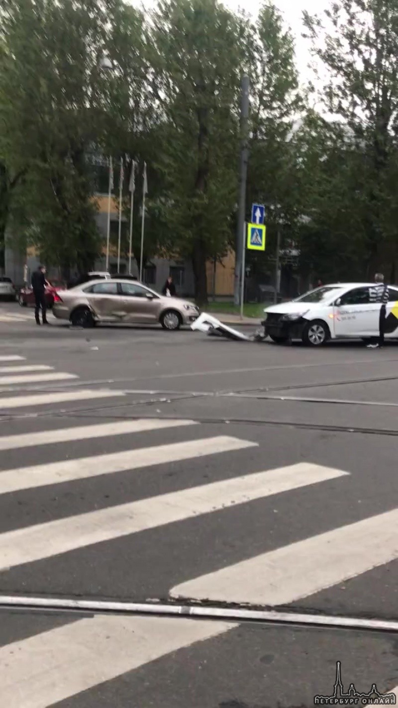 Авария на пересечении ул. Мира и ул. Котовского. Такси и Volkswagen.