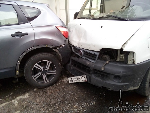На Камчатской улице водитель Дукато не справился с управлением,в итоге пострадали две машины припарк...