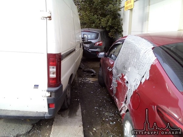 На Камчатской улице водитель Дукато не справился с управлением,в итоге пострадали две машины припарк...