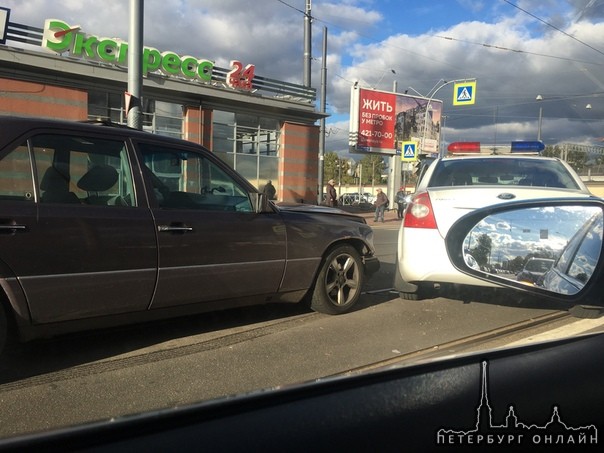 На Гренадерской улице Mercedes приехал в ДПС. Чип и Дэил в количестве еще двух машин ДПС поспешили н...