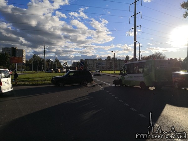 Замшина улица в ударе , маршрутка попала в ДТП у дома 52