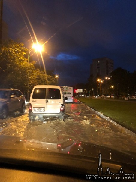 Проспект Ветеранов поплыл, прорыв воды на улице Танкиста Хрустицкого