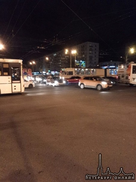 На пересечении Дыбенко и Большевиков дтп с участием трамвая и маршрутного такси. Трамвай перегородил...