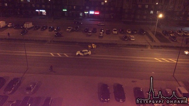 В Славянке, на абсолютно пустой дороге водитель белого авто не разъехался с катком. Группа поддержки...