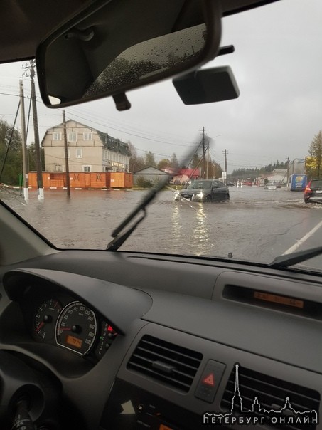 Рощино все стоит из-за наводнения, машины плывут и глохнут.