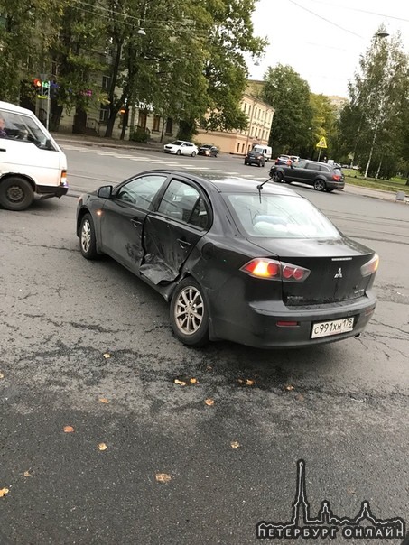 Перекрёсток, Новочеркасский проспект 31, водитель Тойоты влетел в митсубиси.
