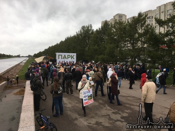 На Васильевском острове прошел очередной митинг в защиту парка в устье Смоленки