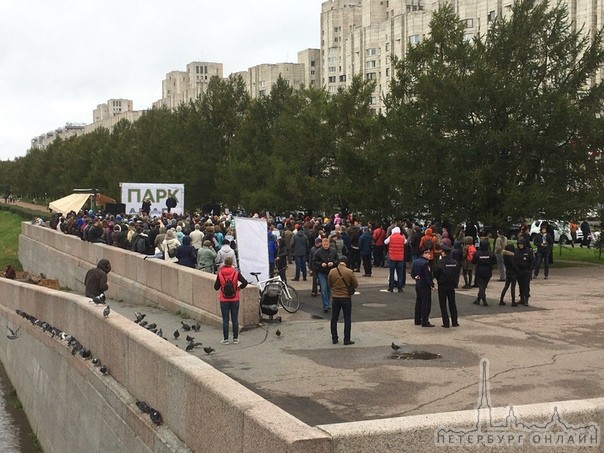 На Васильевском острове прошел очередной митинг в защиту парка в устье Смоленки