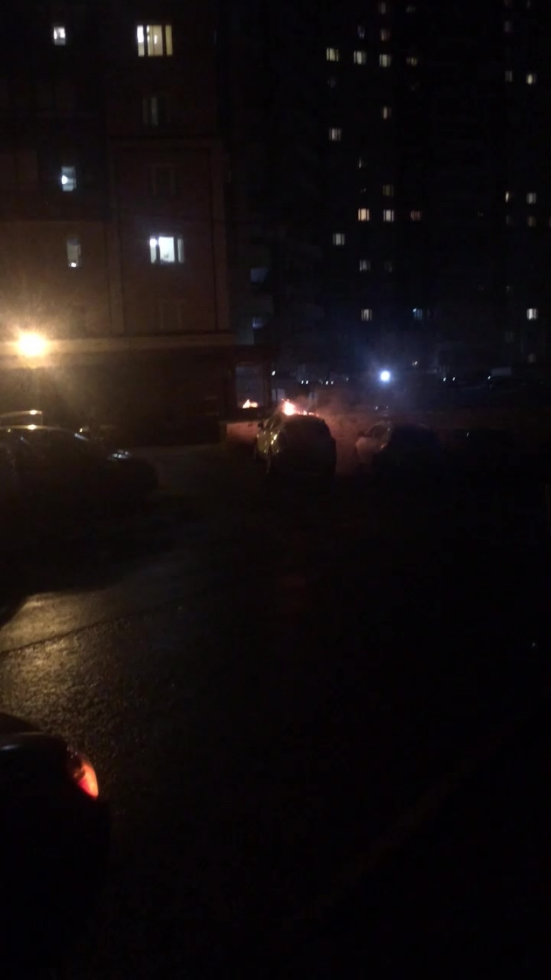 Есенина 1к1 у паркинга загорелась машина,пожарные прибыли вовремя. Соседняя машина не пострадала