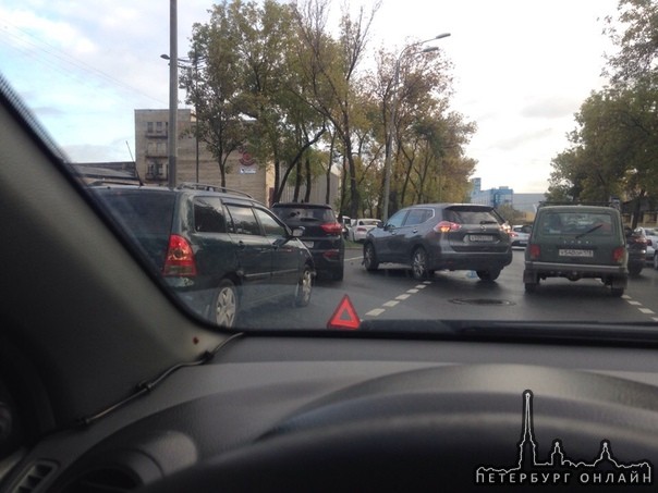 Буквально за пару минут до меня, на перекрёстке Лиговского пр и Цветочной ул, Nissan посреди перекрё...